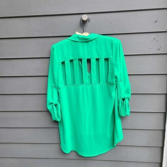 Lush Green Cut out Back High Low Blouse size Medium - Picture 2 of 8